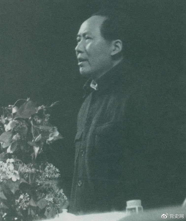 1945年6月11日,毛泽东在中国共产党第七次全国代表大会上致闭幕词。