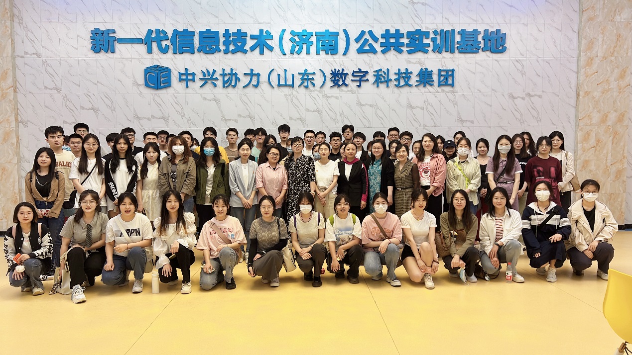 图片包含 人, 前, 人们描述已自动生成